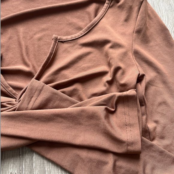 Twist Front Notched Neck Crop Tee - Picture 4 of 7